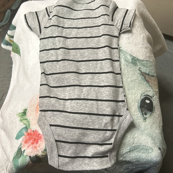 8 Onesies 0/3 months New some with out tags - Picture 14 of 16